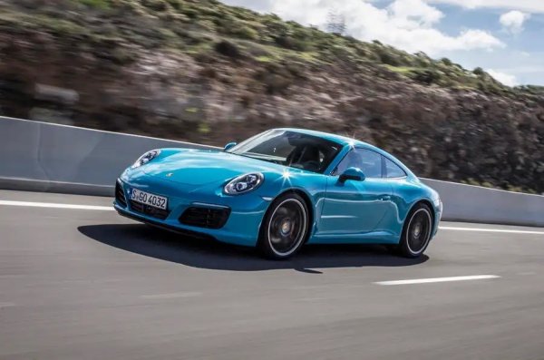 Не можете да има списък с топ 10 спортни автомобили без Porsche 911, като трудно ще намерите версия, която да не е брилянтна. За под 70 000 евро можете да вземете отличен модел Carrera S от 2016 г. Това поколение е последното, което включва някои двигатели без турбокомпресор в „обикновените“ модели, а във формата на Carrera S това означава 3,8-литров „боксер“ с 400 к.с. със супер плавно подаване на мощност и невероятен шум, който го придружава. Това е висококачествена, изненадващо практична спортна кола, която е опияняваща за шофиране.
