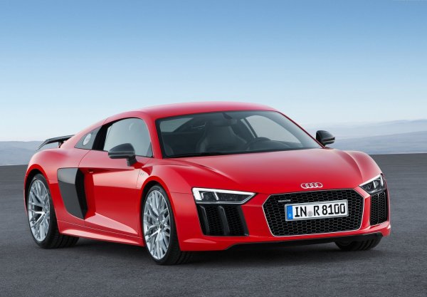 Audi R8 съчетава старата и новата школа по великолепен начин. Неговият 5,2-литров V10 двигател не е с турбокомпресор като повечето съвременни конкуренти, но с 610 к.с. и с усъвършенстваната система за задвижване на четирите колела quattro на Audi, R8 може да излети като ракета, като същевременно го прави лесен за поставяне тази мощност може да се използва добре по завои, дори когато времето може да е по-добро. Нещо повече, поради луксозния си интериор и добре преценено возене, този суперавтомобил е забележително лесен за ползване.
