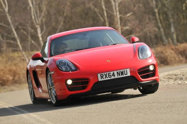 Може би се чудите защо Porsche Cayman Coupé се нарежда над кабриолета Porsche Boxster в нашите книги. Е, и двата са фантастични в почти еднаква степен, но Cayman предлага малко превъзходно изживяване при шофиране, като е по-лек и има по-твърда структура (за още по-добро управление), но и по-удобен. Освен това Cayman е малко по-практичен и от Boxster. 
