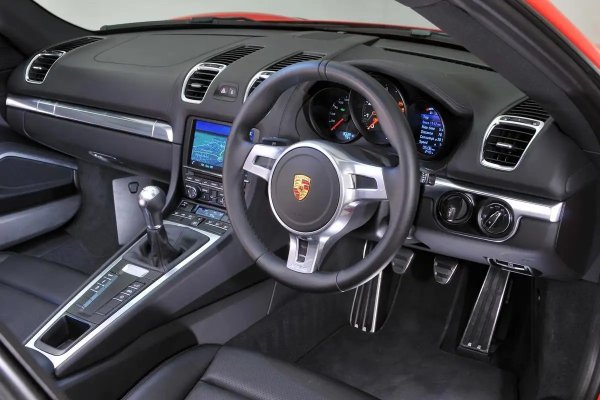 Силни страни - отлично представяне, прекрасно управление, луксозно вътрешно усещане.

Слабости - не много добре оборудван като стандарт, резервните части ще бъдат скъпи.
