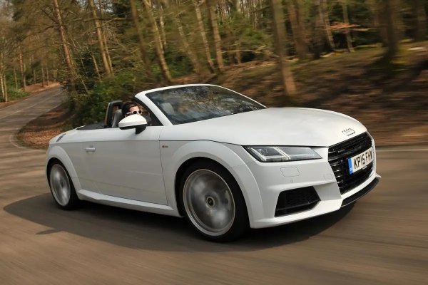 Може би се чудите защо Porsche Cayman Coupé се нарежда над кабриолета Porsche Boxster в нашите книги. Е, и двата са фантастични в почти еднаква степен, но Cayman предлага малко превъзходно изживяване при шофиране, като е по-лек и има по-твърда структура (за още по-добро управление), но и по-удобен. Освен това Cayman е малко по-практичен и от Boxster. 
