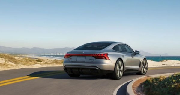 Audi рекламира този EV като луксозен, с бързо зареждане и по-дълъг пробег от 480 км. Впечатляа с виртуален кокпит и интериор, пълен с устойчиви материали. Но това, което наистина се откроява, е спортният екстериорен дизайн на Audi S e-tron GT. 

С цялостния кръгъл замисъл, задните светлини се открояват благодарение на своите смели линии, тъй като се увиват около гърба изцяло, дори  отстрани. Уникалната форма привлича вниманието с тънка червена линия, свързваща две драматично разположени под силен ъгъл светлини.  С по-лека батерия, задвижване на всички колела и активно окачване, Audi S e-tron G предлага впечатляваща производителност - 912 к.с. и развива 250 км/ч.