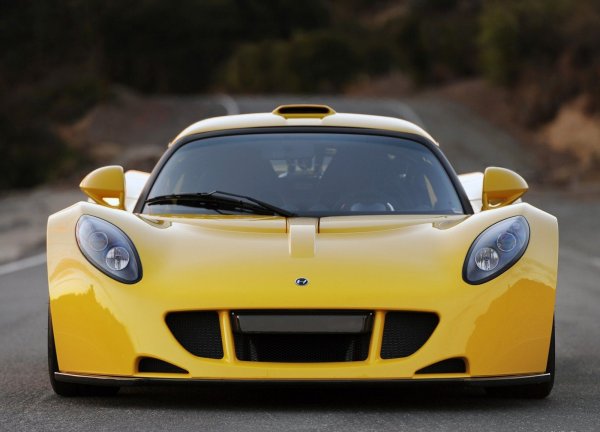 А ето един още по-откачен и по-ексклузивен автомобил - Hennessey Venom GT. Той напомня на Lotus Exige на стероиди (в основата му е именно британската спортна кола), като е оборудван със 7,0-литров битурбо V8 мотор с 1451 конски сили 1745 Нм от Chevrolet Corvette ZR1.

Американската хиперкола излиза в тираж от 12 бройки през периода от 2010 до 2016 година. Тя тежи 1244 килограма и една от най-бързите при ускорение от 0 до 300 км/ч. През 2013 година Venom GT влезе в Книгата на Рекодите Гинес, като изпълни това упражнение за 13,63 секунди и подобри с 0,5 секунди постижението на шведския Koenigsegg Agera R.
