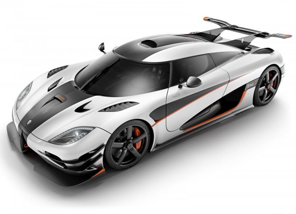 След като вече стана дума за великите творение на Кристиан фон Кьонигсег, не бива да пропускаме безумната хиперкола One:1, чието име показва съотношението на мощност и тегло. В случая 1360 са килограмите и конски сили, а максималният въртящ момент е 1371 Нм (шведите са били доста близко, за да го изравнят и него с другите два показателя).

Този модел се произвежда от 2014 до 2016 година, като е оборудва с 5,0-литров V8 с двойно турбо. Ускорението от 0 до 100 км/ч отнема 2,4 секунди. А за 40 секунди колата ускорява от 0 до 400 км/ч и след това спира напълно.