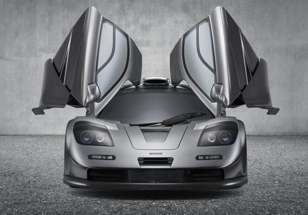 Детето на Рон Дени и Гордън Мъри, което беше показано пред публика по време на Голяма награда на Монако през 1992 година, не се нуждае от специално представяне. Някои факти обаче няма как да бъдат подминати, като основният е, че McLaren F1 дълго време (от 1993 до 2005 година) държеше рекорда за максимално скорост за сериен автомобил - 386,32 км/ч.

С доработката на двигателя S70B50CSI, за да стане за McLaren F1, се занимава легендарният инженер Паул Рош от BMW Motorsport. Обeмът на V12 мотора е увеличен до 6,1 литра, а мощността достига 627 конски сили. Произведени са общо 109 бройки, като половината от тях са предназначени за обществени пътища.