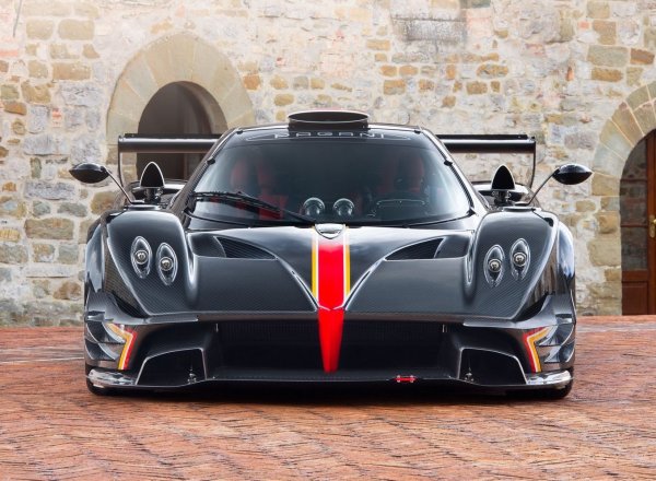 Подобна подборка няма как да мине без италиански автомобил, но в случая няма да стане дума за модел на Ferrari или Lamborghini. Тази Pagani Zonda се произвежда в продължение на 17 години (общият тираж е 209 бройки), като получава различни модификации.

За да повиши интереса към автомобила още преди излизането му на пазара, собственикът на компания Хорацио Пагани публично обяви, че в нейната разработка е участвал легендарният Хуан Мануел Фанджо. При цялото уважение към петкратният световен шампион във Формула 1, по това време той е над 80-годишен.

Топ-версиите на Pagani Zonda от последните години разчитат на 7,3-литров атмосферен V12 на AMG, развиващ 760 конски сили. Той е съчетан с 6-степенна механична или с преселективна скоростна кутия. Такава кола има в гаража си сегашният световен шампион във Формула 1 - Люис Хамилтън.