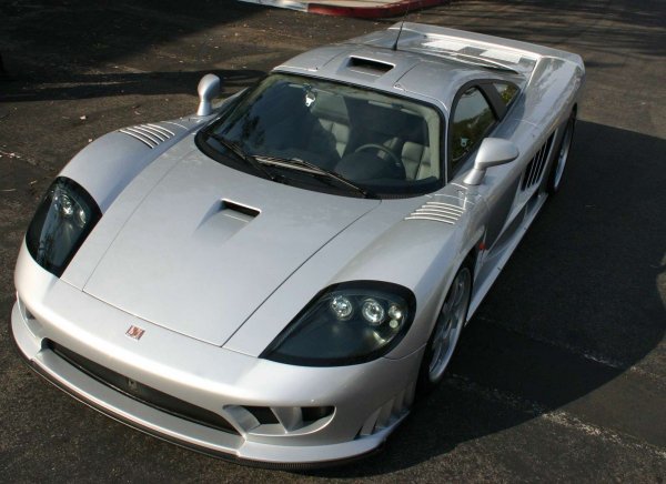 Вторият американец в тази група е Saleen S7, който се сглобява на ръка от 2000 до 2006 година от компанията на Стив Салийн и Фил Франк в град Корона, щата Калифорния. В неговата основа е каркас от алуминий и стомана, върху който се поставят карбонови панели. Така е постигнато тегло от 1246 килограма, като то е комбинирано със 7,0-литров V8 мотор на Ford, развиващ 1014 конски сили. Ускорението от 0 до 100 км/ч отнема 3,2 секунди, а максималната скорост е 399 км/ч.

През 2019 година екипът на компанията Saleen Automotive, която вече е собственост на китайската Jiangsu Secco Automobile Technology, анонсира възраждане на модела. Мощността на 7,0-литров V8 Ford Winsor ще достига 1500 конски и 1800 Нм, което ще позволи развиване на 100 км/ч от място за 2,2 секунди.
