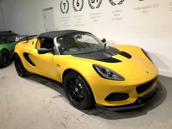 Lotus също реши да предлага модели в този цвят и се оказа, че има достатъчно клиенти на марката, които го предпочитат като алтернатива на британското състезателно зелено.
