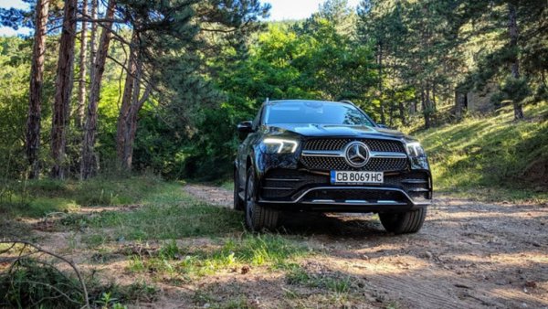 Спрямо миналата година: -10% спад 
В четири от последните пет години GLE бе най-популярният премиум модел у нас (ако съберем SUV и Coupe версиите заедно), но сега отстъпва първото място, може би защото актуалното поколение чукна седем години през октомври. В началото на 2026 GLE очаква обновяване, но това ще е по-скоро втори фейслифт, отколкото ново поколение. Междувременно най-популярният вариант у нас е не дизелът, както може би бихте очаквали, а AMG GLE 53, с общо 82 регистрации. 
