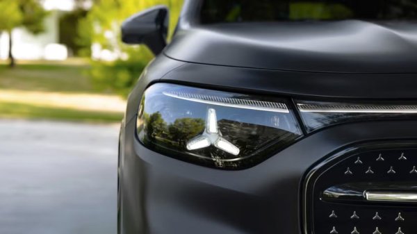 Mercedes постепенно вплете своята емблематична трилъчна звезда в осветлението на своите автомобили, придавайки на марката по-отличителен облик на пътя. GLB е пример за тази фина еволюция, като във фаровете има по една звезда. В задната част две звезди за габарити на стоповете, интегрирани елегантно в светлинна лента, която свързва задните светлини. Това е модерна интерпретация на емблематичния брандинг на Mercedes, макар че може да не е по вкуса на всеки.

За тези, които предпочитат по-драматичен ефект, Mercedes предлага опция за осветление с предна звезда, при която самата звезда служи като дневна светлина. Стандартните фарове все още включват звезда, но тук тя съществува чисто като хромиран дизайнерски акцент, а не като функционална светлина.
