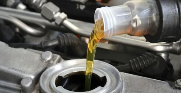 Ако купувате до 5-годишна кола, има висок шанс тя да има пълна сервизна история - можете да я проверите по VIN кода. Обърнете специално внимание на сервизните интервали до момента. VW обикновено препоръчва смяна на масло на 15 000 км, а за някои автомобили дава и т. нар. "удължен сервизен интервал", който може да е 25000 или даже 30 000 км. Това е привлекателно за корпоративни клиенти, на които не им пука какво ще стане с двигателя след петата година. Но за купувача втора ръка е лош знак. Независимите експерти препоръчват доста по-чести смени - на 10 000 или дори на 8000 км, ако искате да удължите сериозно ресурса на агрегатите. 
