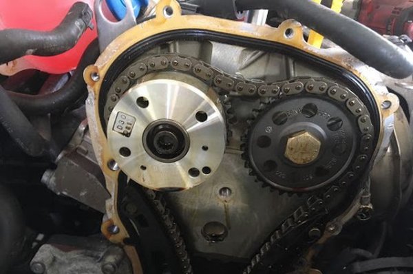 Много от проблемите в началото на миналото десетилетие, особено при дизелите, идваха от твърде рано разхлабващите се ангренажни вериги. Затова VW Group ги замени с ремъци при по-малките агрегати, а при по-големите промени обтегачите и сега ресурсът им е 150-200 хиляди километра. 
