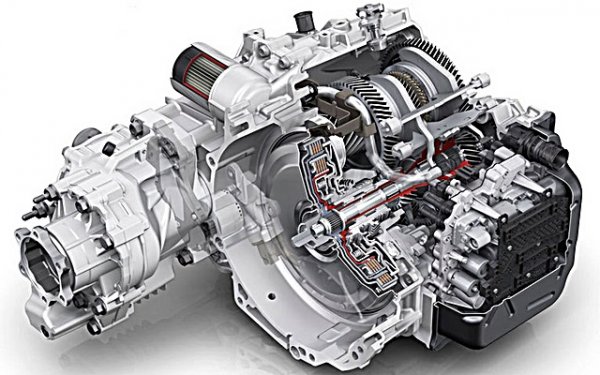Роботизираната кутия с двоен съединител DSG си спечели лоша репутация най-вече заради 7-степенната си разновидност със сух съединител. Вариантите с "мокър" са доста по-добри. При Audi се срещат предимно те, а DQ200 може да се открие само при някои бройки А3. Качеството на тази трансмисия се подобри в последните години, но все пак тя си остава най-проблемната в гамата. 
И при нея, и при останалите автоматици се препоръчва смяна на трансмисионното масло на всеки 60 000 км - малък разход на фона на алтернативата, която е ремонт на кутията или подмяна на мехатроника. 

