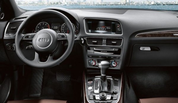 Качеството на лаковото покритие е много добро. Материалите в интериора са с различен характер в по-достъпните модели (А3, Q3) и в по-скъпите като A8 или Q7. Но и в двата случая интериорът издържа добре във времето. 
