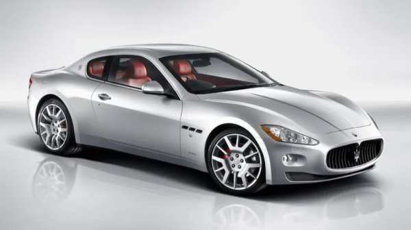 Пазарът на GT Модели е достатъчно обширен, така че със сигурност ще имате избор, ако решите да вземете такъв като спътник през своята криза на средната възраст. 
Разглежданият автомобил разполага с прекрасен V8 двигател, произведен от Ferrari, и лъскав кожен салон, характерен за марката.
