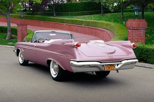 Днес Chrysler е последна дупка на кавала в империята FCA, но някога бе славна марка. А сред най-прославените й модели бе Imperial Crown, чиято кабрио версия бе произведена в едва 555 бройки. Този на Плант бе ярко розов, може би в чест на особения вкус на Елвис Пресли към автомобилната боя. Впрочем Плант се запозна с Краля на рокендрола през 1974 и успя да разчупи леда, като изпя с него стария хит на Елвис Love Me. Според биографа на групата по-късно Елвис и Бонзо си говорили часове за автомобилните си колекции. 
