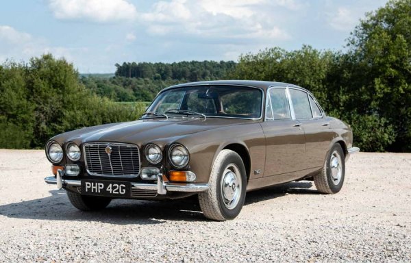 Този автомобил има своето място в историята не само на Zeppelin, но и на делата за авторски права. Когато забравената вече група Spirit даде под съд Пейдж и Плант, задето при едно съвместно участие откраднали от нея основния риф на бъдещия суперхит Stairway to Heaven, Робърт се оправда, че не помнел нищо от конкретната вечер, защото тъкмо бил катастрофирал със своя Jaguar. "Част от предното стъкло ми се заби в черепа", обясни Плант пред съда, а жена му получила фрактура на черепа. 
