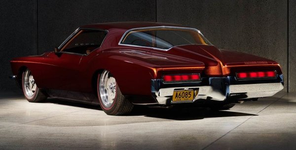 Ако още не сте го разбрали, Робърт Плант има слабост към американските коли. В конкретния случай го разбираме, защото Riviera с прословутата й задница като от яхта и със 7.5-литровия V8 двигател е наистина забележителна машина. Плант я продаде през 80-те. 
