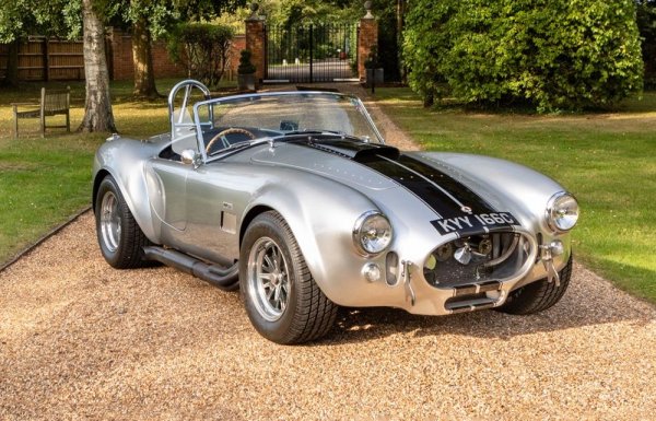 Тази легендарна кола се ражда от съчетанието между британската елегантност на тамошния бутиков производител АС, и бруталната американска мощ, осигурена от Каръл Шелби. Бонзо притежава изключително рядка AC Cobra 427 с десен волан. "Помня, че по едно време татко имаше около 30 коли - разказва синът му Джейсън. - Сменяше ги като бельото си. Понякога излизаше с една и вечерта се връщаше с друга". 
