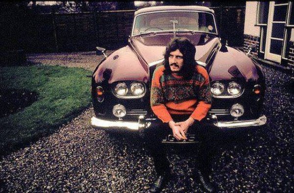 Един следобед, докато се разхождал безкрайно отегчен по Сънсет булевард в Лос Анджелис, Бонзо влязъл в дилърството на Rolls-Royce. Продавачът веднага преценил дългокосия и окъсано облечен англичанин като досадник, който само ще му загуби времето. Наложило се Бонъм да покаже пачка с долари. След това се договорили за тест драйв, Бонзо покарал, на връщане забил колата право в стъклото на шоурума, наредил да я ремонтират и да му я изпратят в хотела. Представяте ли си Бруно Марс да го направи?
