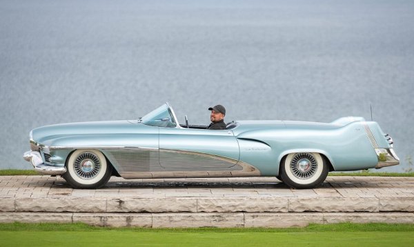 Gеneral Motors e вероятно първата компания, представила опит за автоматични чистачки в паметния концепт LeSabre от 1951, с дизайн на гения Харли Ърл. Технологията е заимствана от авиацията, но е твърде скъпа за вграждане в масов автомобил. През 60-те и други компании експериментират в тази област, използвайки най-различни методи за засичане на капките върху предното стъкло - като нито един от тях не е съвсем надежден. 
