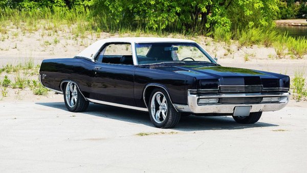 В края на 60-те години инженерите на Ford откриват нов начин за засичане и измерване на водата - чрез електропроводими елементи, монтирани в предното стъкло. Успоредно японската Denso патентова сходна технология през 1968. 
НА СНИМКАТА: Mercury Marquis, една от първите коли с автоматични чистачки
