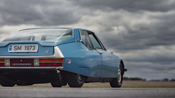 Първата марка, която пуска тази &bdquo;екстра&ldquo; в серийно производство, е Citroеn в в своя високотехнологичен флагман SM през 1970. Системата на френската компания е изключително сложна и интересна. Тя работи чрез сензор в моторчето на чистачките, който засича колко енергия потребява то. Ако чистачките работят и моторчето изразходва повече енергия, значи предното стъкло е сухо и движението им среща по-голямо съпротивление. Тогава системата автоматично ги спира за определено време. Когато върху стъклото се събере повече вода, чистачките се плъзгат по-леко, съответно им трябва по-малко енергия, и тогава системата ги оставя да работят. Разбира се, това е далеч от съвършенството като точност. 
