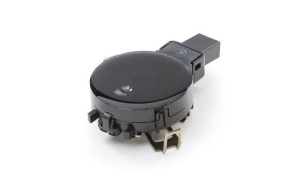 С помощта на сложни математически изчисления системата определя количеството вода върху предното стъкло въз основа на пречупването. След това включва чистачките и регулира работата им в зависимост от интензивността на валежа, докато автоматичната система е активна. 
Тази система работи несравнимо по-точно от всички предишни и жъне голям успех, след което GM започва да я вгражда не само в луксозната марка Cadillac, но и в масовите си автомобили. 
НА СНИМКАТА: Съвременен сензор за дъжд. В зависимост от производителя, струва 20-30 евро на дребно
