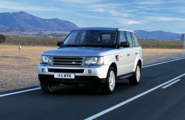 В допълнение към типичните дизелови проблеми с горивното оборудване, компресор, EGR и пиезо-инжектори, беше установено, че този двигател има проблем с недостиг на масло, което доведе до надраскване на втулките на коляновия вал. И в най-лошия случай може да доведе до повреда на самия колянов вал. Проблеми могат да възникнат още на 100 000 км. Собствениците на автомобили Land Rover с трилитров дизелов двигател 306DT също се сблъскаха със същия проблем, макар и в по-малка степен.

За този двигател много важно е използването на висококачествено масло с достатъчно висок вискозитет, както и навременна подмяна на маслената помпа, но и това не премахва всички проблеми. Сред тях са регулярните течове на масло, като най-честите са в топлообменника и предния семеринг на коляновия вал. Ангренажният ремък трябва да се сменя на 120 000 км, защото ако се скъса и криви клапаните. Други слаби места включват термостата.
