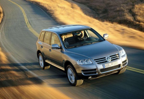 Двигателят има деликатен алуминиев блок с покритие по стените на цилиндрите, така че ако го напълните с лошо дизелово гориво, бързо ще се появи надраскване. Често топлообменникът на маслената система изтича на EA153 и смазката попада в антифриза. Турбината и тандемната помпа също текат.

Този дизелов двигател също така е оборудван с капризни инжектори, които са много скъпи както за ремонт, така и за подмяна. Издържат средно около 150 000 км, докато разпределителният вал, който ги задвижва, се износва още преди достигането на 200 000 км.
