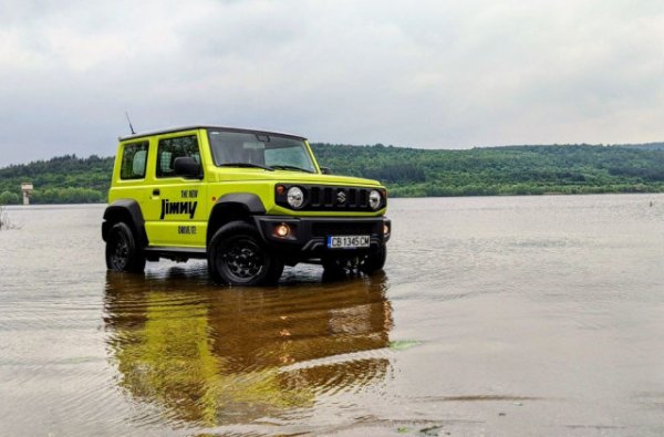 Симпатичното японско всъдеходче се предлагаше за 46 990 лева през декември. Сега е 49 990 лева - или с около 15 хилядарки над стартовата си цена през 2019, която на всичкото отгоре тогава бе за по-скъпата пътническа версия, а не за лекотоварната с две места. 
При Ignis стартовата цена се е покачила от 35 900 през декември до 39 490 сега. Swift поскъпва с три хилядарки до 36 990 лева. При Vitara "инфлацията" е по-ниска - само хиляда лева поскъпване за три месеца, до 50 990 лева за най-евтината версия. 