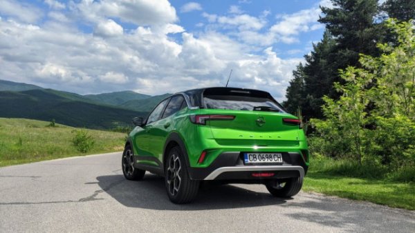 Корекцията при кросоувъра на Opel повишава стартовата му цена до 46 350 лева. Повечето други модели на марката остават без промяна спрямо цените от декември - донякъде и защото поскъпнаха изпреварващо още миналата година. Corsa например започваше от 27 395 лева през 2021, а сега е 36 020 лева. 
