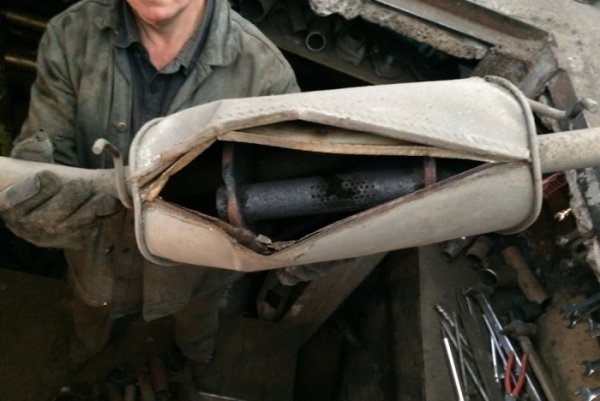 При продължително въртене на стартера, бензинът се всмуква в изпускателната система. Това се случва, когато искрата откаже да се появява отново и отново. Всичко завършва с това, че появилата се най-накрая искра ще предизвика запалване на горивото и пари, които моментално ще взривят и разкъсват ауспуха. В повечето случаи това се случва с автомобили с карбуратор.