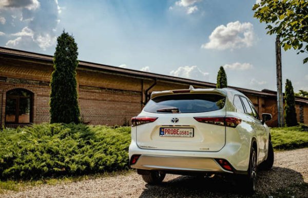 Превозни средства, които изминават повече от 200 000 мили - 3,8% 

Добавянето на електрическа мощност позволява на Highlander Hybrid да постигне разход от 6,5 л/100 км. Това превозно средство също така беше избрано от Застрахователния институт за пътна безопасност Top Safety Pick+ за 2022 г. 