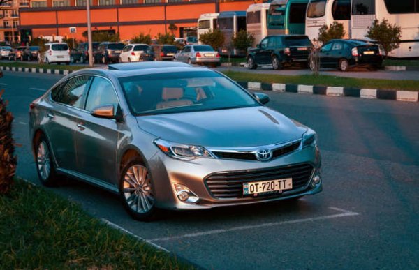 Превозни средства, които изминават повече от 200 000 мили - 3,9% 

Kelley Blue Book определи Avalon за 2020 г. като моделът, притежаващ „най-добрата стойност при препродажба“ в класа на пълноразмерните автомобили. Освен това, този седан е „просторен и изискан, напреднал в технологиите, но все още достатъчно прост“. Avalon харчи  10,5 л/100 км в града, но на магистрала разходът му пада до 7,5 л/100 км.