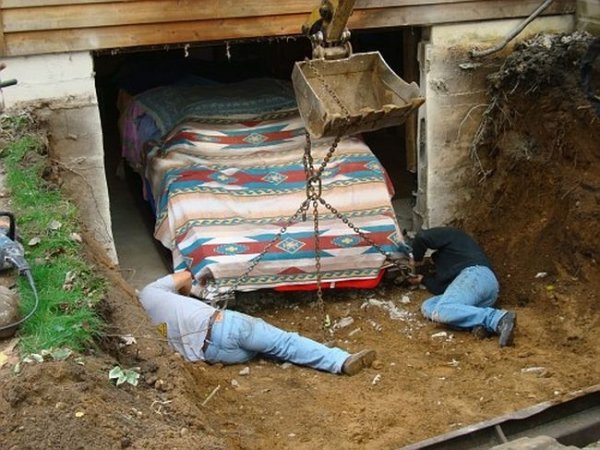 С помощта на багер и доза късмет и този проблем бил решен