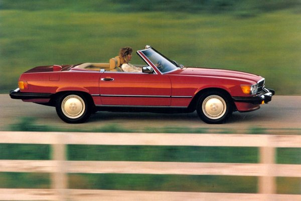 R107 беше роудстър от старата школа с две места. Чудовищен V8. Кожени седалки. Дървена ламперия. Mercedes го настрои за пътуване до дома в лукс, а не за прецизно завиване на Нюрбургринг. R107 ще бъде в краткия списък за емблематични коли от 80-те години на миналия век, което ви казва колко дълго е издържал, тъй като е влязъл в производство през 1971 г.