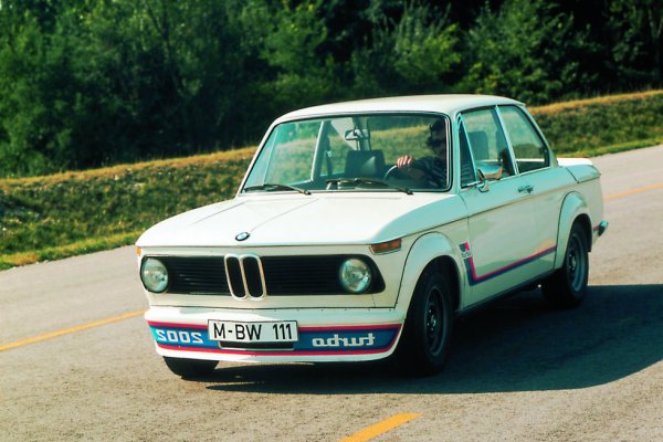 2002 даде тона на модерното BMW в края на 60-те години на миналия век. Малко купе, което можеше да разбие праха на американските „мускулести автомобили“ от епохата. Моделът Turbo през 1974 г. е първият сериен с турбокомпресор в Европа, който увеличава мощността до 170 к.с. - около 70% повече от базовия модел. BMW направи само 1672 от тях. Всеки в добро състояние ще достигне до шестцифрената цифра, ако бъде продаван днес.