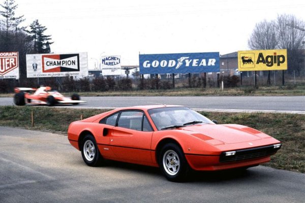308 GTB оспори парадигмата на Ferrari, като V8 с разположен средно разположен двигател вместо V12 беше толкова успешен. От естетическа гледна точка това беше перфектна комбинация от класически външен вид на Ferrari с тенденциите по онова време. Осве това беше и надежден. 