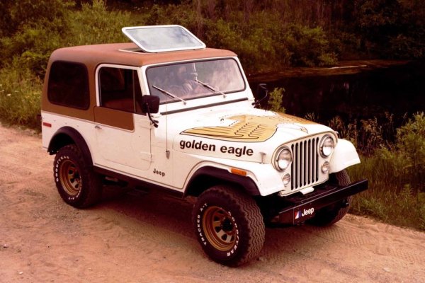 CJ-7 беше последният Jeep CJ преди името да се промени на Wrangler. И направи това превозно средство много по-цивилизовано, добавяйки по-дълго междуосие за по-добра стабилност на пътя и нови за онова време функции, като твърд покрив и стоманени врати в пълен размер