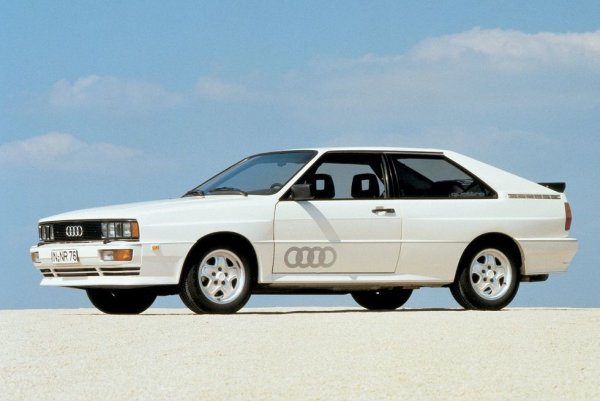 Audi изписва &bdquo;quattro&ldquo; - системата задвижване на всички колела със стилизирана малка буква, от уважение към автомобила Quattro, който прочу самата марка. Комбинацията на Quattro от феноменална мощност и сцепление със задвижване на всички колела направи революция в ралитата и в самия спортен автомобил. Преди Quattro имахме AMC Eagle. След Quattro получихме коли като RS-6 Avant.