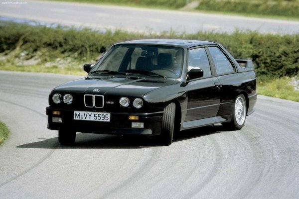 Специална продукция, позволяваща на BMW да се състезава с туристически автомобили, доведе до една от най-добрите коли за шофиране и може би най-добрата кола на BMW, правена някога. 5-степенна механична трансмисия и четирицилиндров двигател с атмосферно пълнене осигуряваха изключителна мощност за теглото си. Това насочи BMW по пътя на производството на забележителни спортни седани.