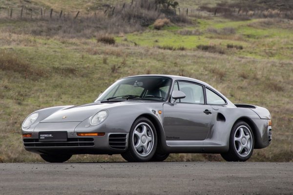 Визията на Porsche за бъдещата спортна кола беше 959. Бъдещето не беше 6-степенна механична скоростна кутия, насочена да позволи на колата да премине тестове за шум. Но с малък двоен турбокомпресор, плосък шестцилиндров двигател с водно охлаждане, задвижване на четирите колела и регулируемо окачване, Porsche видя къде отива суперавтомобилът. В случая &ndash; и 911 Turbo. И така - 3,6 секунди от 0 до 100 км/ч, които през 1986 г. бяха просто абсурдни.