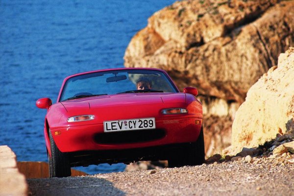 Първият MX-5 Miata доказа гледната точка на Mazda &ndash; не е нужно да харчите, за да имате забавна, практична спортна кола. Задвижване на задните колела, ръчна скоростна кутия, превъзходно усещане на пътя. Точно този малко комфорт направи окачването поносимо. Това е проста формула, която поддържа колата силна 30 и повече години по-късно