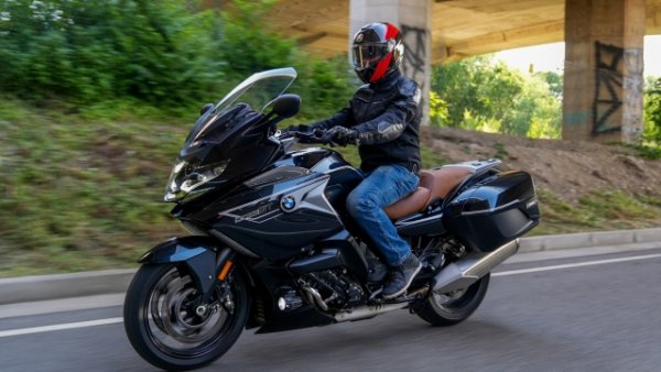 Сред различните варианти на платформата K 1600 в ценовата листа на BMW Motorrad  - най-спортният е красивият GT. Впечатлява с мощния 1649-кубиков редови 6-цилиндров двигател , отново усъвършенстван преди няколко години, за да произвежда 160 к.с. Чрез предаване на мощността  към задното колело-  този мотор може да изстреля собственото тегло от 343 кг  с пълен 26,5-литров резервоар на максимална скорост от 200 км/ч. 

Шасито включва двойна алуминиева рама, електронно окачване Esa telever отпред и спирачна система с Abs Pro и 320 мм дискове. Електронният пакет  се управлява чрез щедро 10,2" TFT арматурно табло. Той включва три режима на шофиране (дъжд, път и динамичен), динамичен контрол на сцеплението, бърз превключвател и асистиран старт. 

Стандартното оборудване идва с електрически регулируемо предно стъкло, отопляема седалка и ръкохватки, стерео система, изцяло LED светлини и задна скорост. BMW Motorrad иска минимум 27 290 евро за своя K 1600 GT , нагоре вече струват многобройните опции и официални аксесоари, предлагани от немската компания.