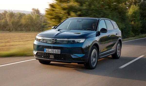 Някога стабилен член на Топ 10, марката Opel продължава да губи позиции в България, с 26% спад на годишна база. С най-много регистрации е Grandland, но част от тях са демонстрационни автомобили, регистрирани от дилърите покрай появата на новото поколение. 

Най-продавани модели: 
Grandland - 31
Mokka - 26
Corsa - 23
Astra - 21
Movano - 15
