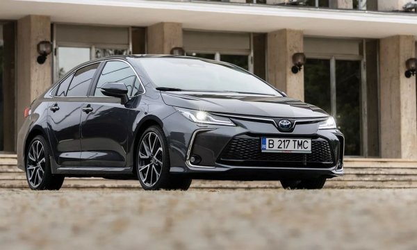 Японската марка успява да се върне на върха в България с две коли аванс пред Skoda. Toyota обаче има най-големия спад на годишна база сред пазарните лидери - над 21%. Бестселър си остава Corolla - с абсолютно същия резултат като миналата година. При RAV4 обаче има 36% спад, а при Yaris - цели 47%. 

Най-продавани модели: 
Corolla - 322
C-HR - 208
RAV4 - 158
Yaris Cross - 128
Yaris - 72
