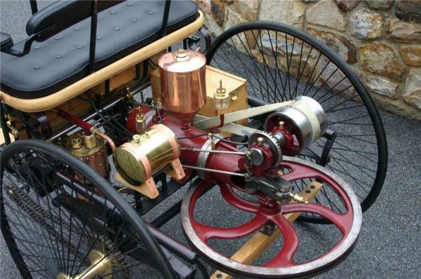 Benz Patent-Motorwagen, построен от Карл Бенц през 1885 г., се счита за първия автомобил в историята, който е оборудван с едноцилиндров четиритактов двигател. Неговият обем е 954 куб. см, като за 10 години са сглобени 25 такива машини.

Дълго време двигателите с един цилиндър се използват при малки градски автомобили, но след това вече не са толкова разпространени. Все още се срещат при скутерите и мотоциклетите.