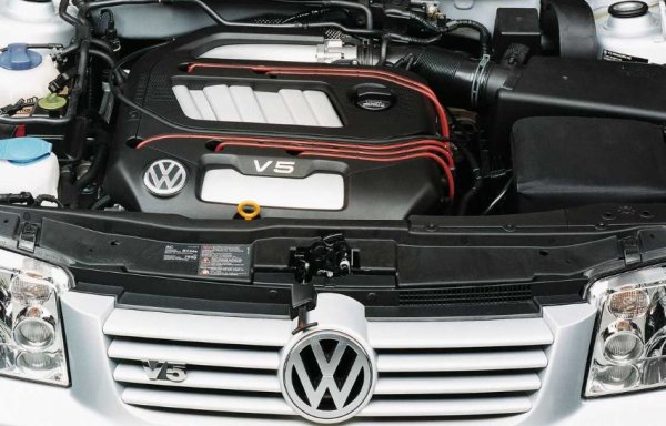 Всъщност, Audi, Volvo, Mercedes-Benz и Fiat нееднократно са използвали 5-цилиндрови двигатели за своите автомобили, но обикновено те са редови. V-образният вариант на този мотор е доста рядко срещан.

Все пак през 1997 г. Volkswagen пуска собствен V5 с работен обем 2,3 литра и мощност 150 к.с. (има и версия със 170). Този мотор е известен като VR5, но не е особено успешен. Все пак се поставя на няколко модела на концерна - Volkswagen Golf, Bora и Seat Toledo.