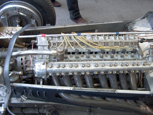 През първата половина на миналия век редовите &bdquo;осмаци&ldquo; са сравнително разпространени, особено в Америка. С времето обаче те постепенно отстъпват място на по-компактните V8.

В Европе агрегатите се ползват от Daimler, Bugatti и Opel. Монтирани са и в състезателни модели на Duesenberg и Alfa Romeo. Един от последните такива автомобили е Mercedes-Benz 300 SLR, с който Стърлинг Мос печели Mille Miglia през 1955 г.